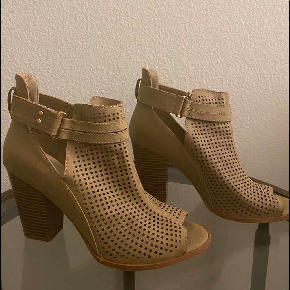 💙Booties open toe stack heels perforated khaki tan gold size 9 ankle strap